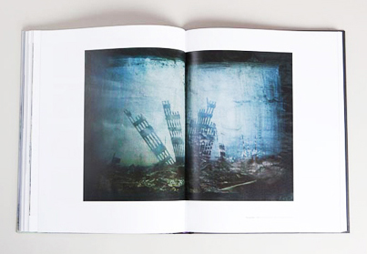 {Buch - Sammlung Cserni}, Doppelseite mit der Arbeit 9/11, Thomas Redl, 2011