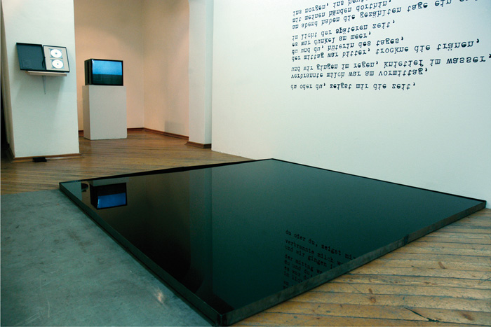 {Spätzeit}, 2008, Stahlwanne, Stahlbecken, schwarz gefärbtes Wasser, Text, Video, Multiple;
 Galerie Andreas Stalzer, Wien